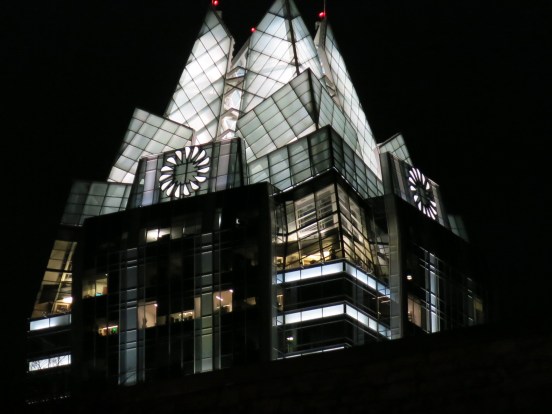 Is the Frost building really an owl placed in downtown Austin by a Rice University architect in order to mock UT?